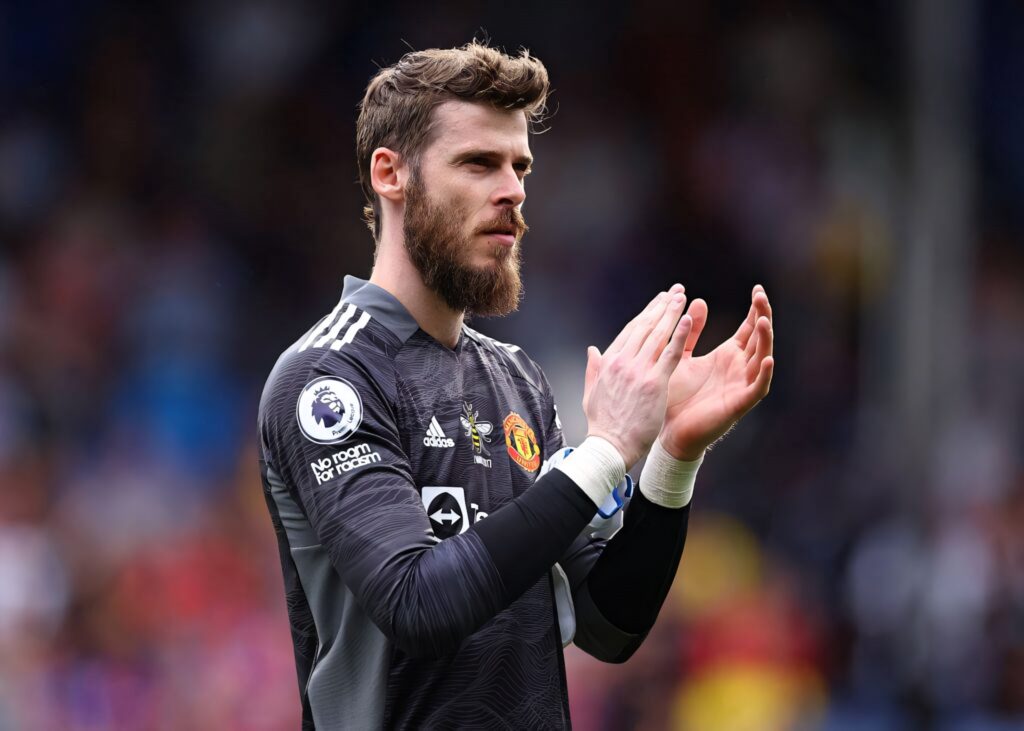 David de Gea clapping in Manchester United goalkeeper kit with blurred stadium background wallpaper