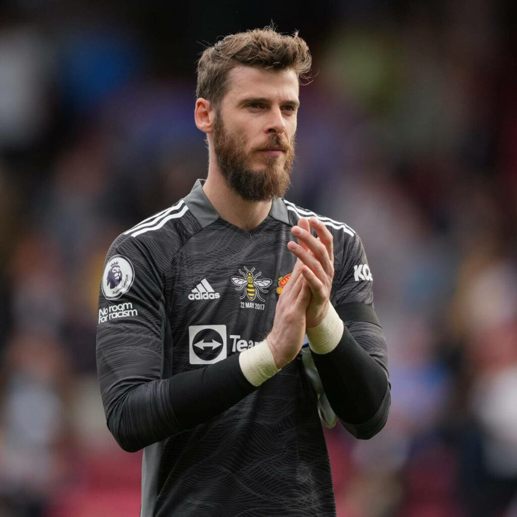 David de Gea clapping in black Manchester United goalkeeper kit with blurred stadium background Wallpaper