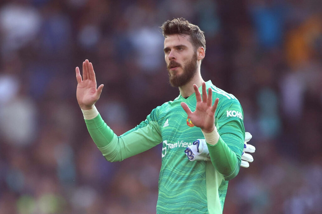 David de Gea in green Manchester United goalkeeper kit ready on pitch high definition wallpaper