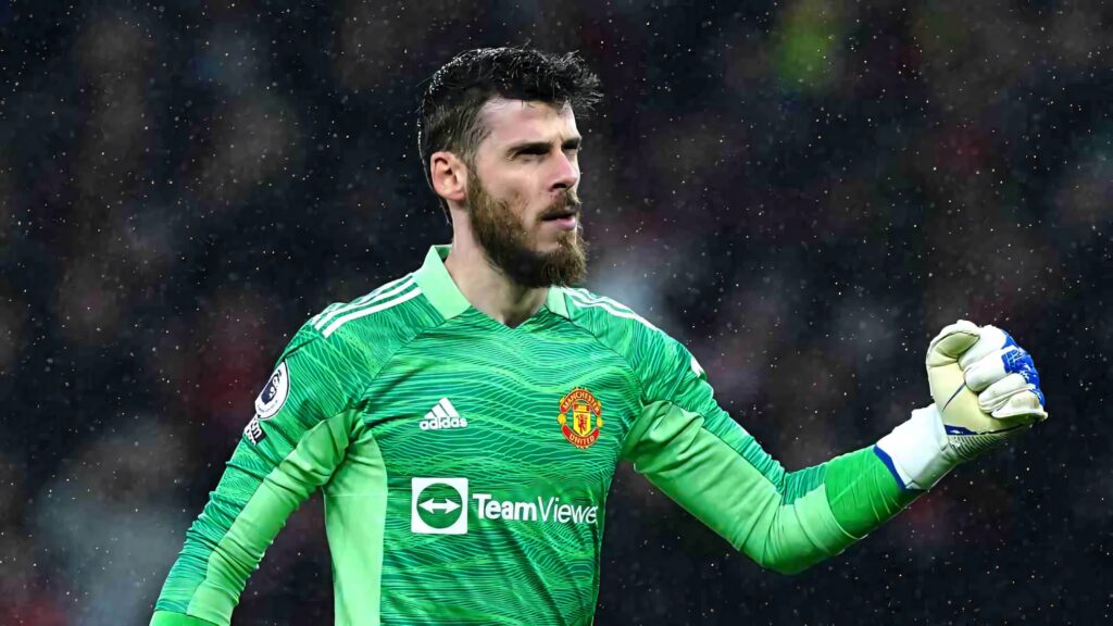 David de Gea celebrates in bright green Manchester United goalkeeper kit during rainy match Wallpaper
