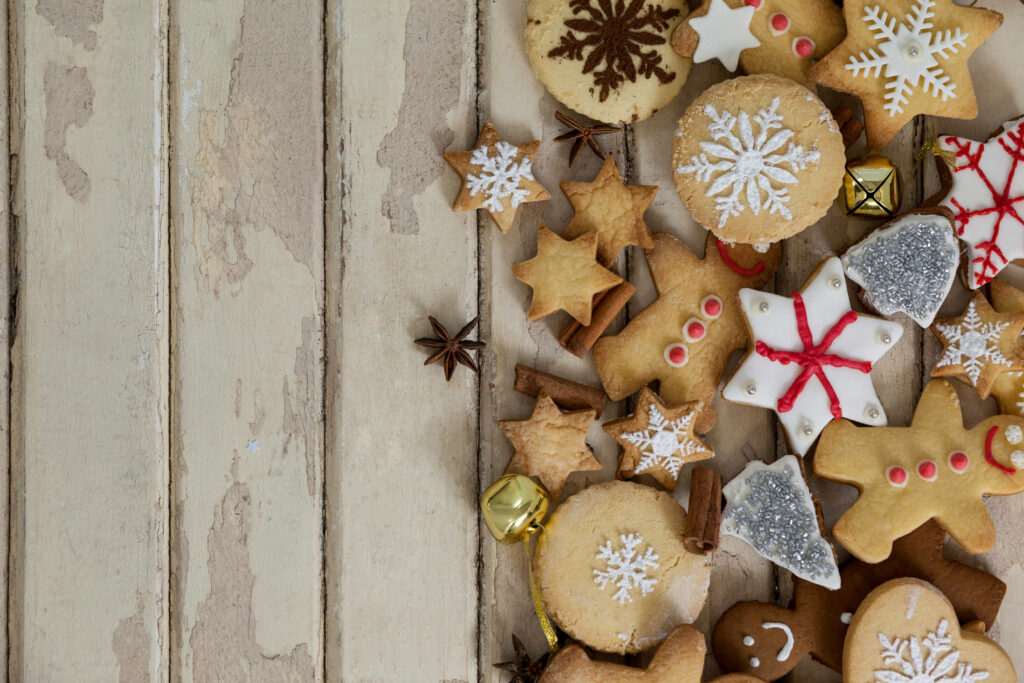 Sweet Delights: Festive Christmas Cookies with Glittering Sprinkles and Fragrant Cinnamon Wallpaper