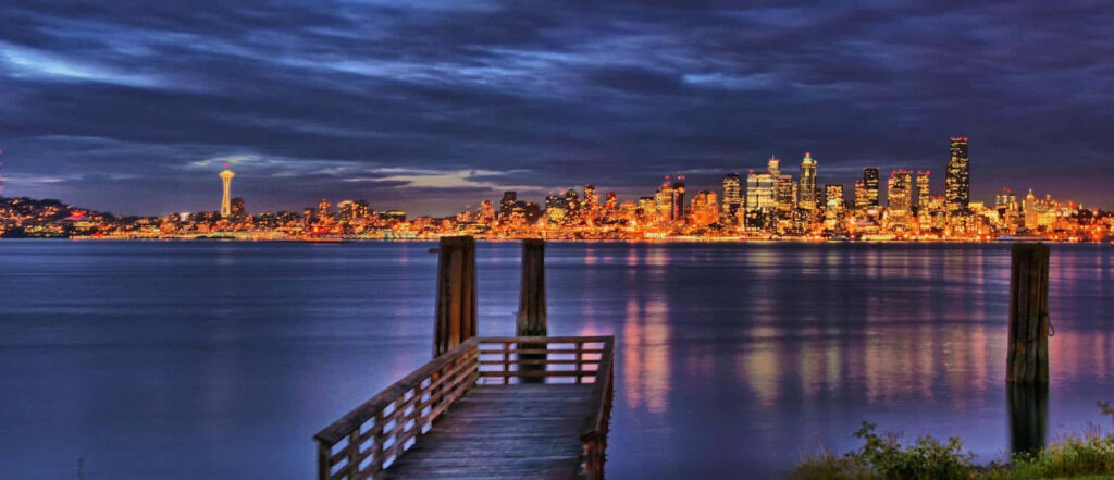 Glowing Seattle: A Nighttime Spectacle of Golden Lights and Deep Blue Skies Wallpaper