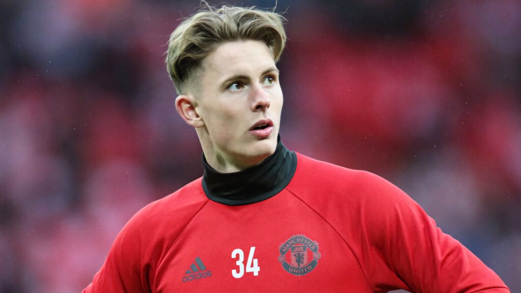 Dean Henderson Manchester United training kit number 34 focused portrait red background wallpaper