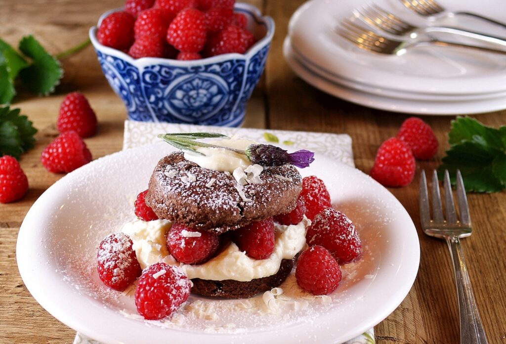 Charming Chocolate Raspberry Cake: A Cozy Dining Wallpaper Delight