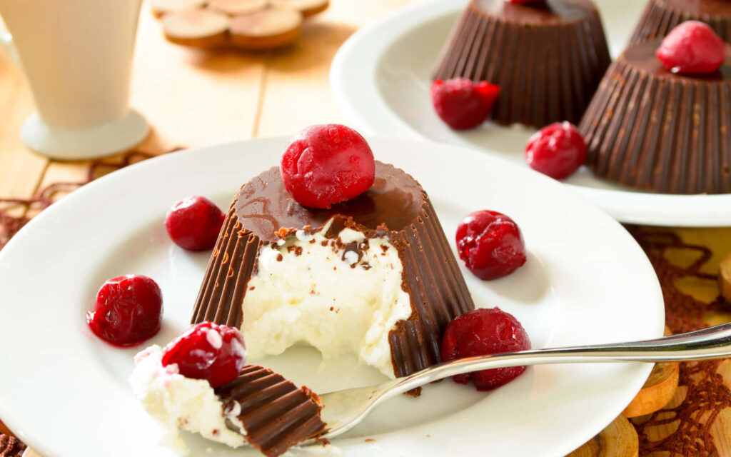 Decadent Delights: Alluring Chocolate Dish with Cream and Cherries Wallpaper