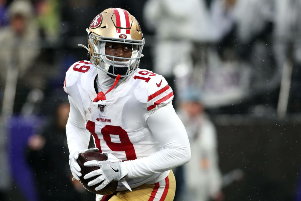 Deebo Samuel Sr in San Francisco 49ers uniform showing focus and intensity in game action wallpaper