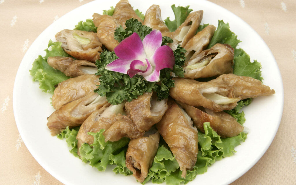 Elegant 4K Wallpaper: Braised Chicken Fillet on Fresh Lettuce