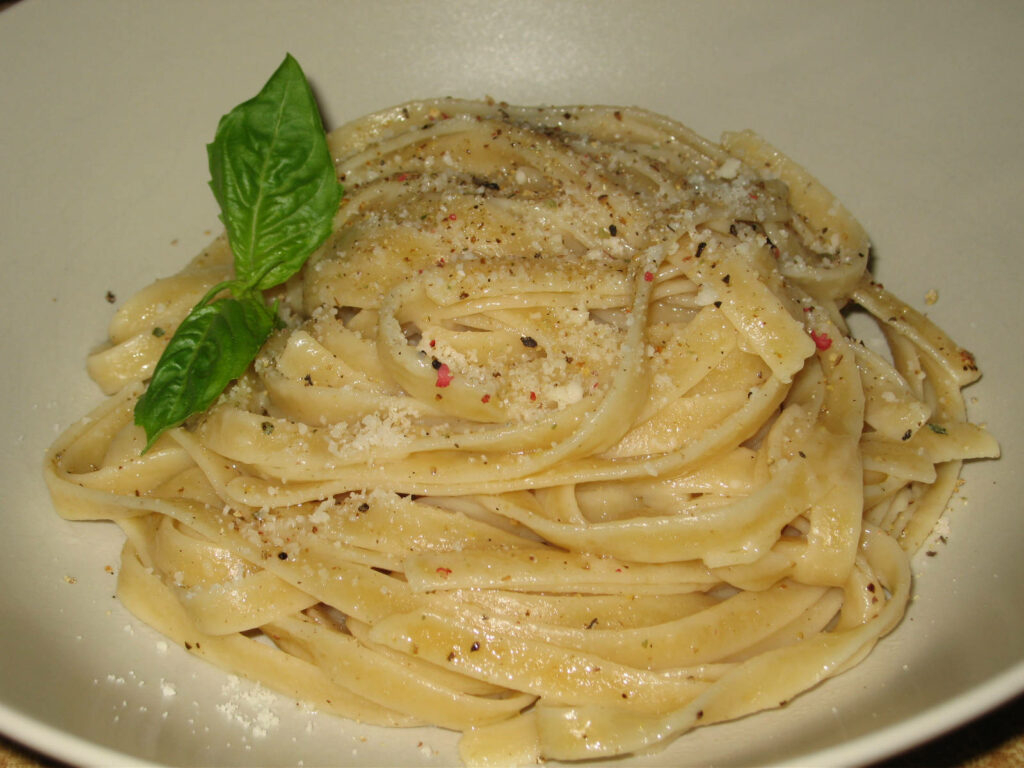 Fettuccine Cacio e Pepe: Creamy Pasta Perfection Wallpaper