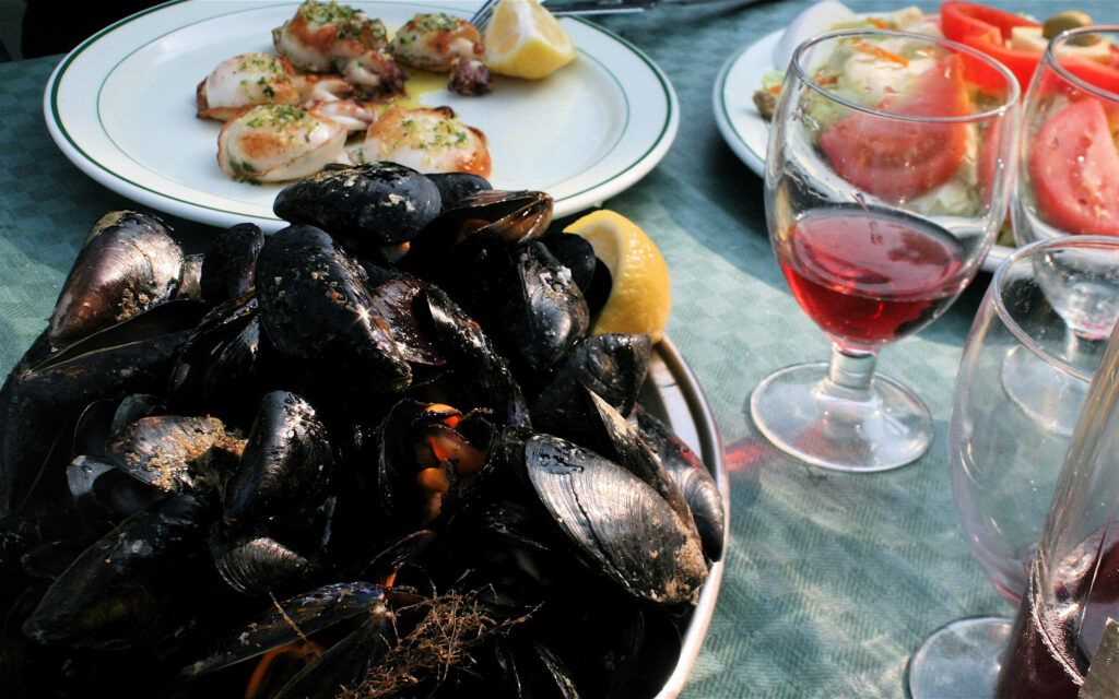 Delectable Mussels & Red Wine: Perfect Dining Ambiance Wallpaper