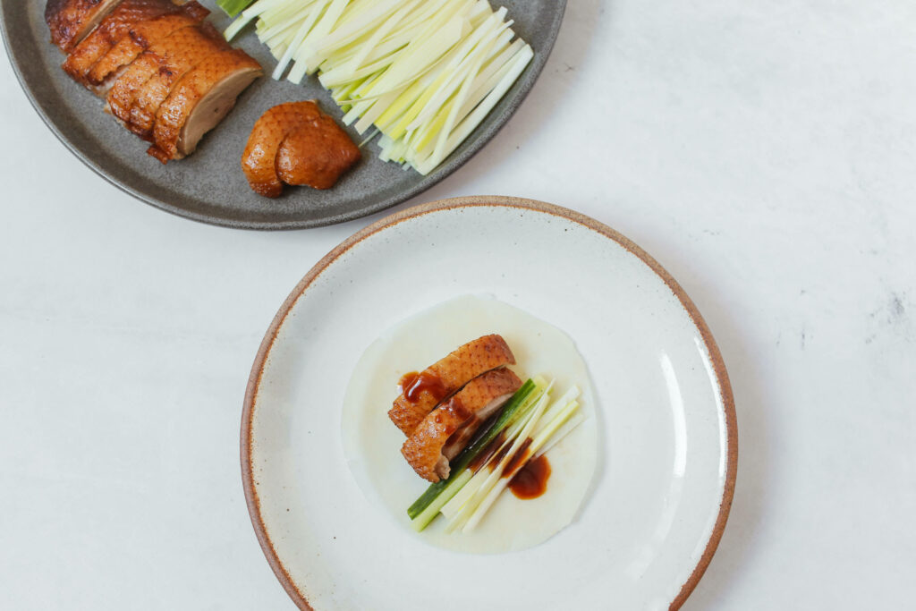 Elegant Peking Duck Wallpaper: Lemongrass & Crisp Accents