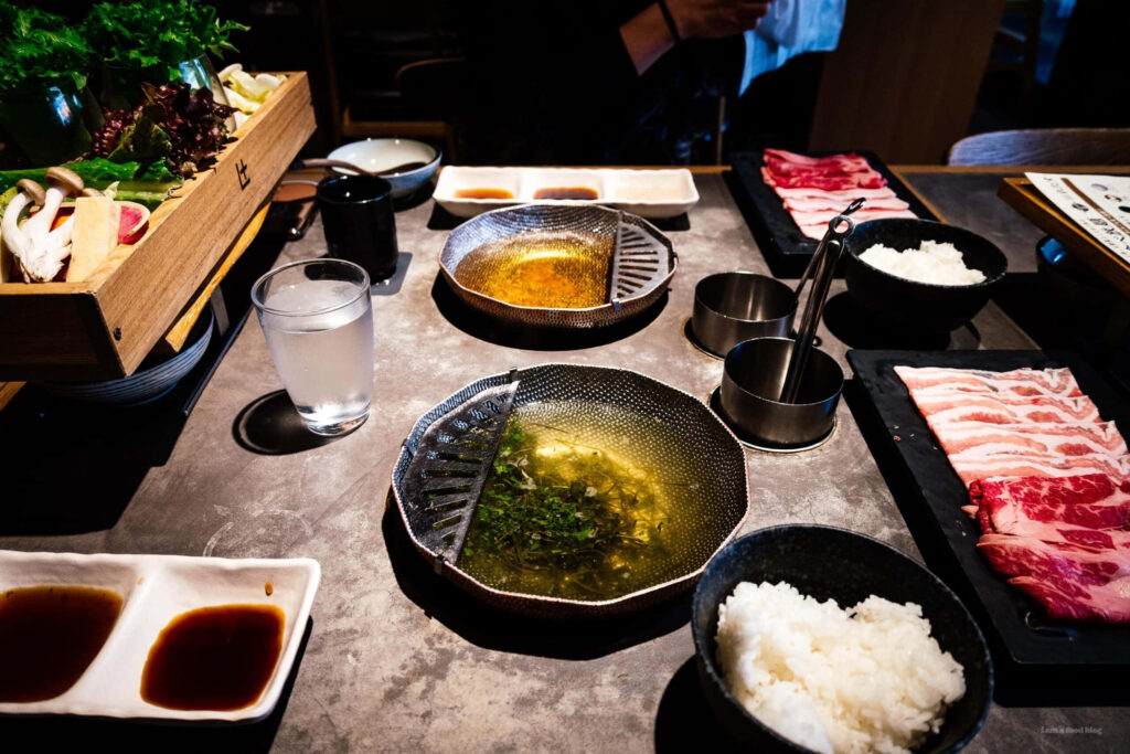 Delectable Shabu-Shabu Spread: Rich Broth & Fresh Ingredients Wallpaper
