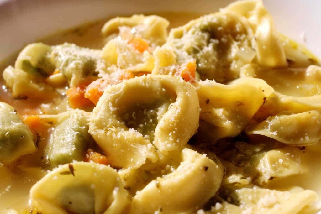 Delicious Tortellini in Brodo Wallpaper: Pasta in Flavorful Broth