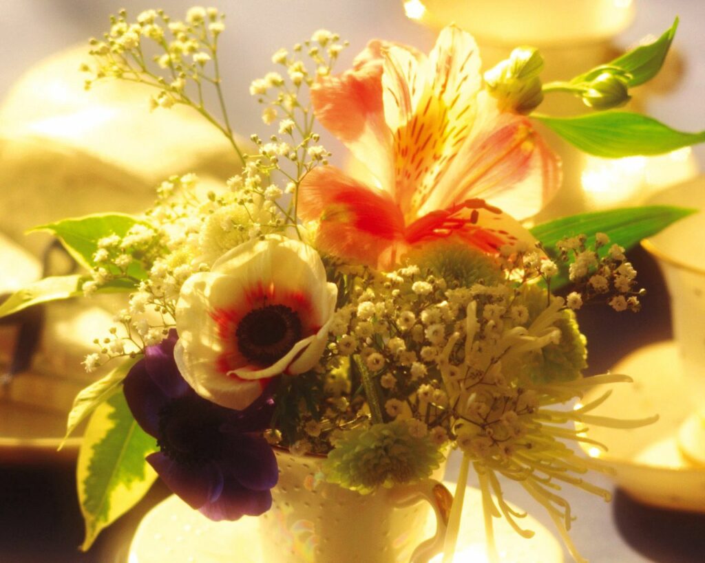 Warm Floral Wallpaper: Vibrant Lilies in Glass Container