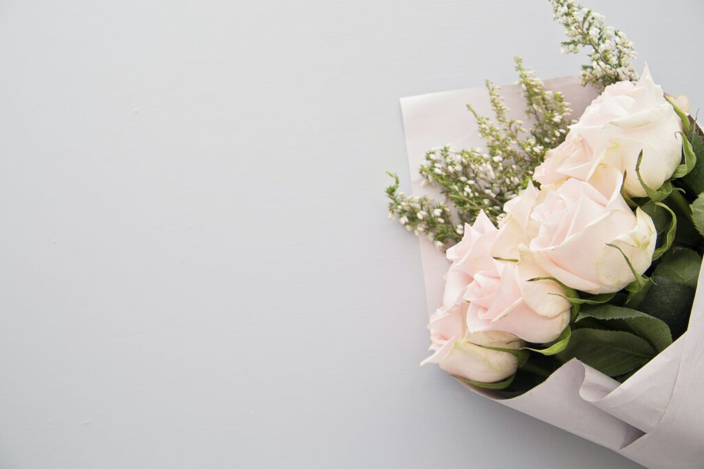 Delicate Pink Rose Bouquet Wallpaper with White Wildflowers