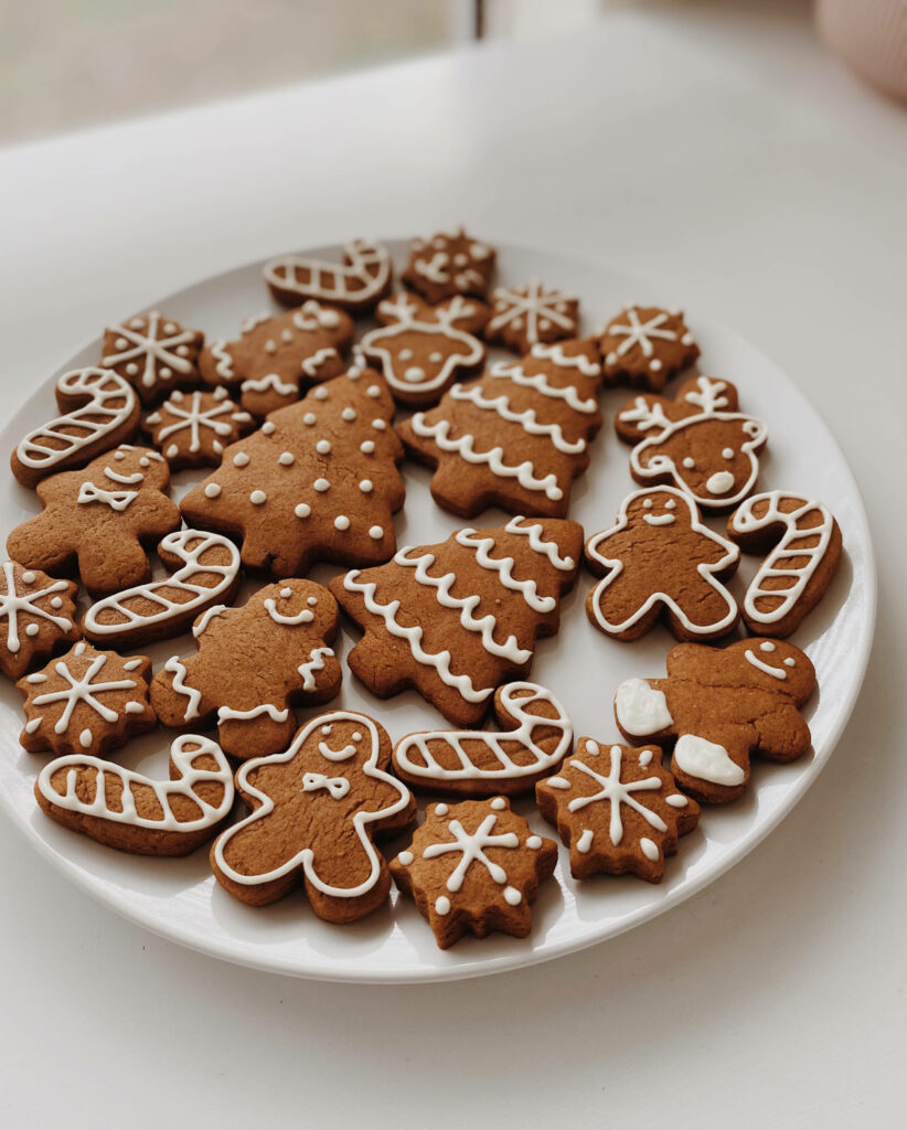 Festive Delights: Artfully Molded Gingerbread Cookies Showcase Holiday Spirit Wallpaper