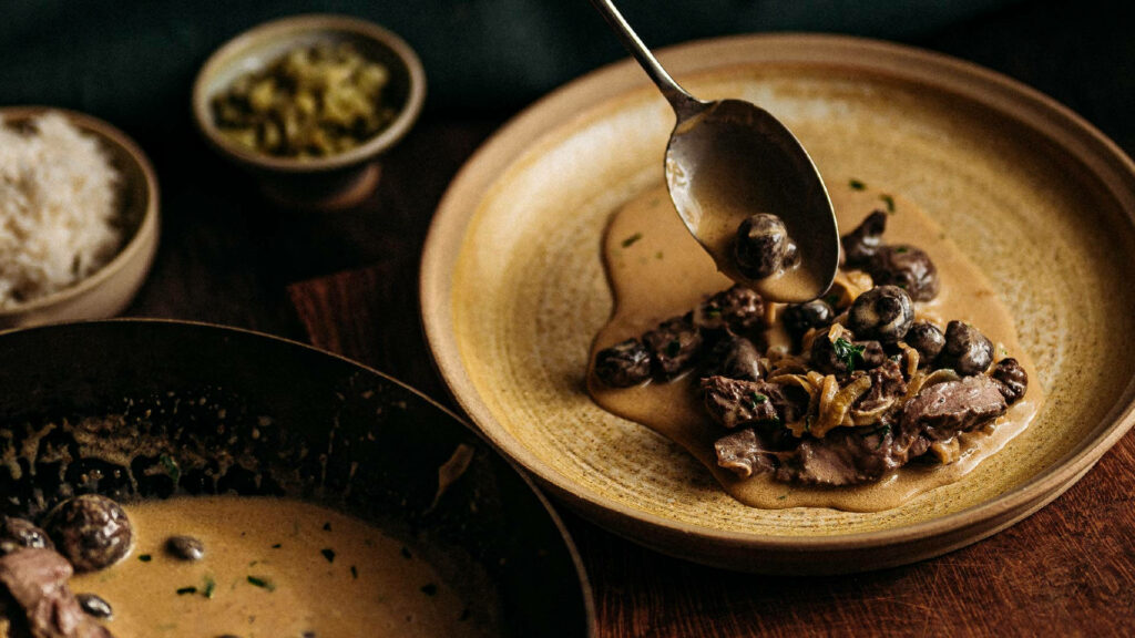 Beef Stroganoff Wallpaper: Cozy Culinary Art with Tender Beef & Sauce