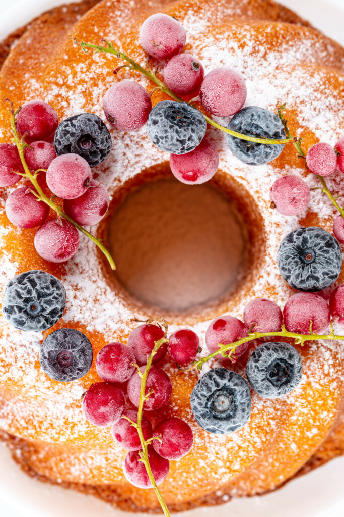 Delicious Bundt Cake with Berries & Sugar - Stunning Wallpaper Image