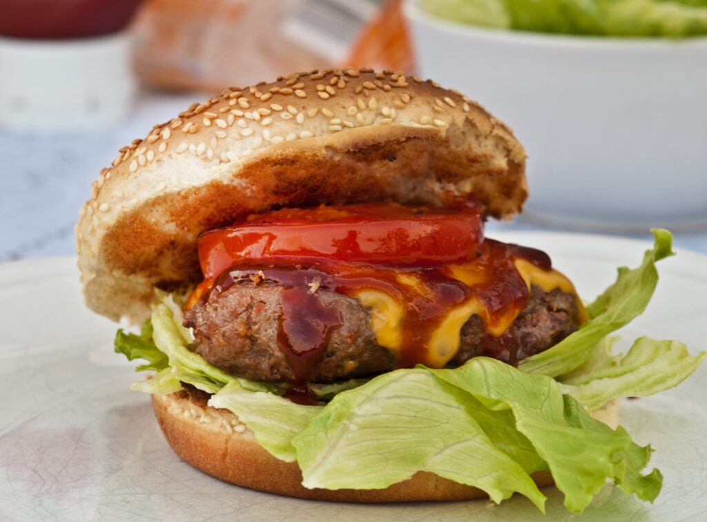 Delicious Burger Close-Up Wallpaper: Juicy Patty & Fresh Ingredients