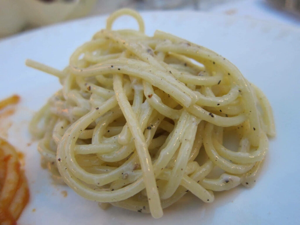Delicious Cacio e Pepe Close-Up: Creamy Spaghetti with Pepper & Cheese Wallpaper