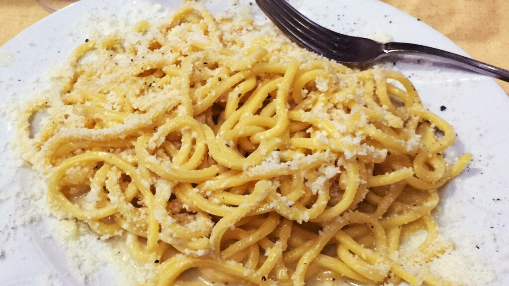Close-Up of Cacio e Pepe Pasta: Delicious Wallpaper Background