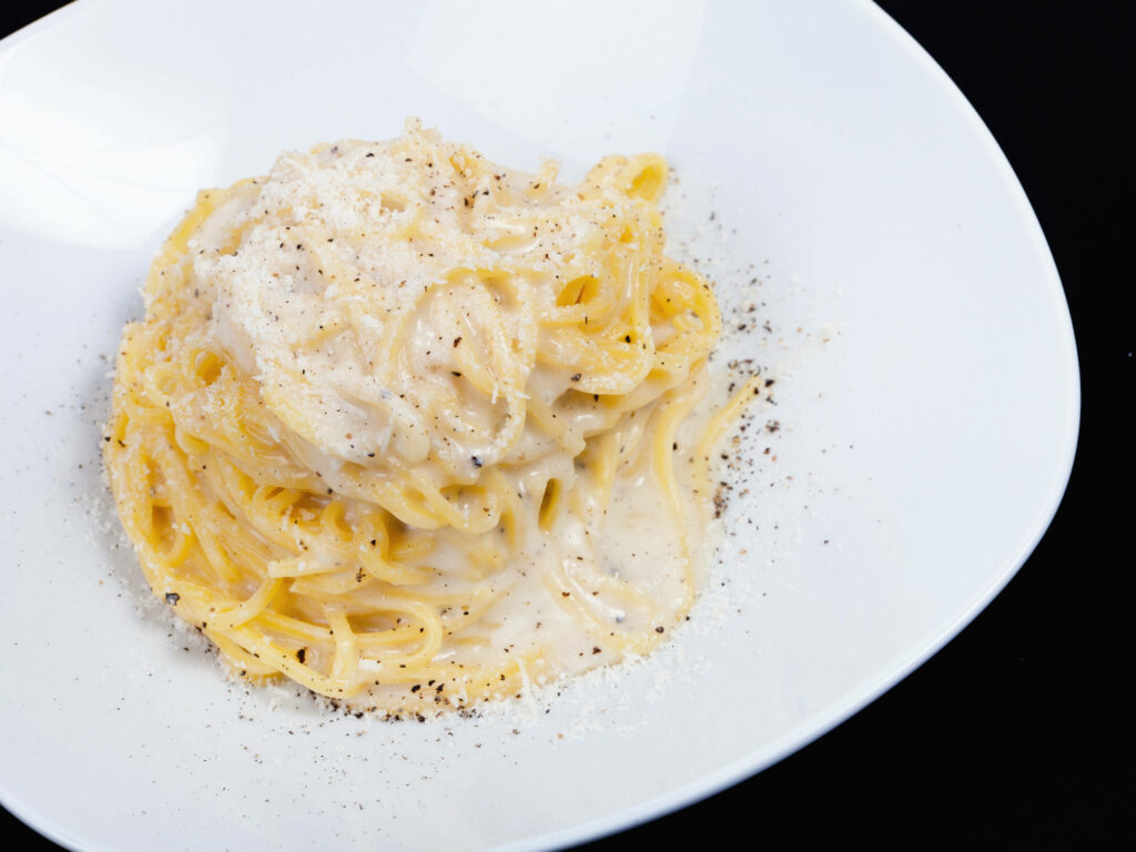 Indulgent Cacio e Pepe Pasta Wallpaper with Creamy Sauce & Cheese