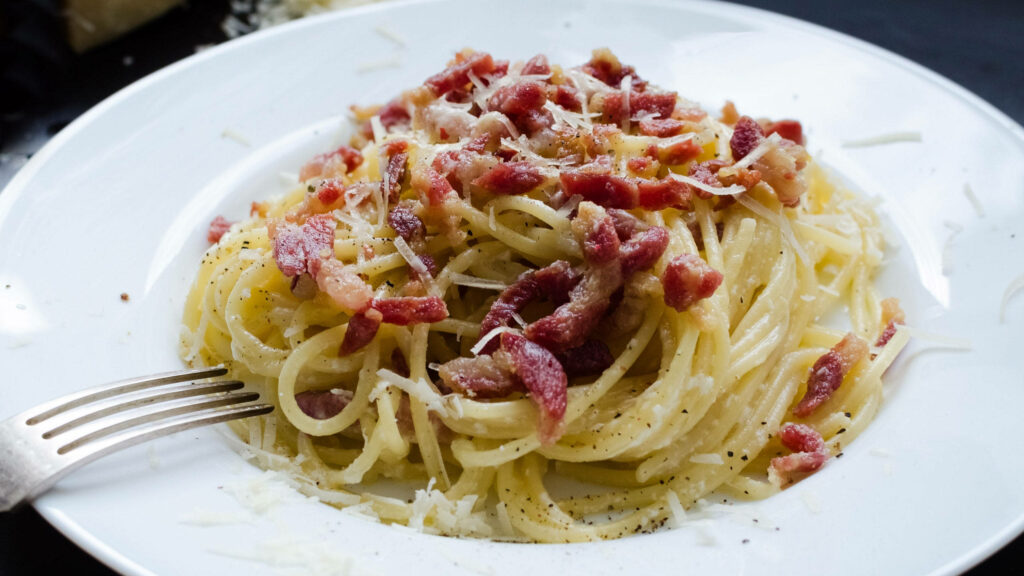 Delicious Cacio e Pepe Pasta with Bacon - Creamy Wallpaper Background