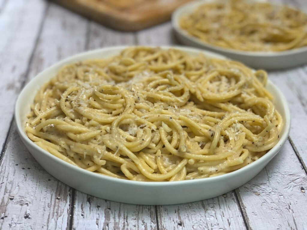 Creamy Cacio e Pepe Wallpaper: Elegant Pasta Dish Background