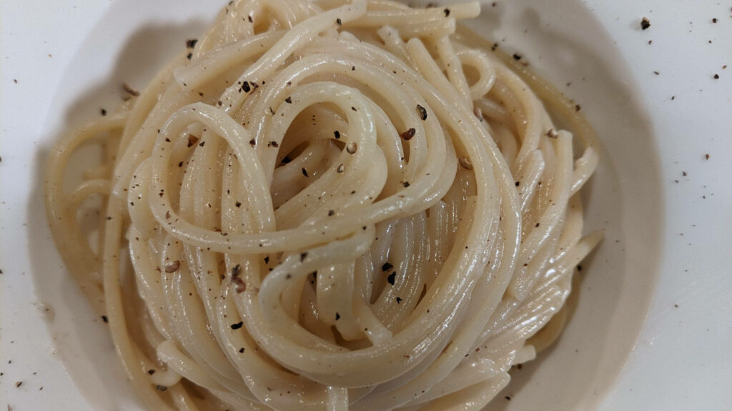 Close-Up Wallpaper: Delicious Cacio e Pepe with Creamy Sauce & Pepper