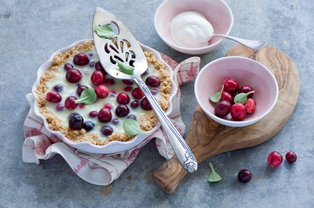 Rustic Wallpaper: Delicious Cake with Berries & Sour Cream Background