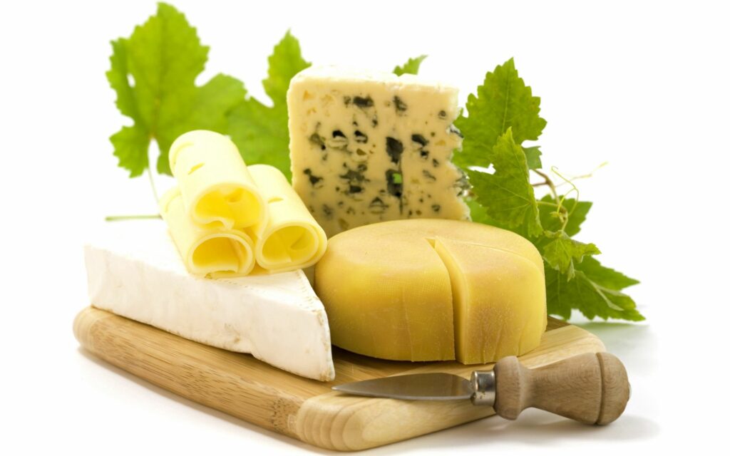 Cheese Assortment on Wooden Board: Elegant Wallpaper Background