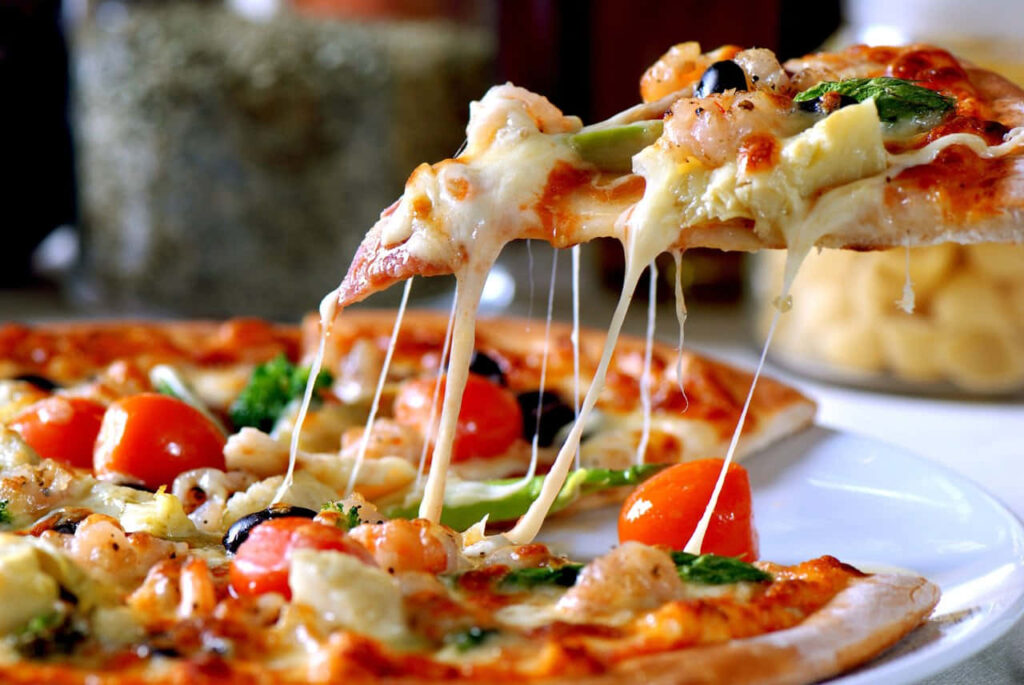 Vibrant Cheese Pizza Close-Up: Fresh Veggies & Shrimp Wallpaper