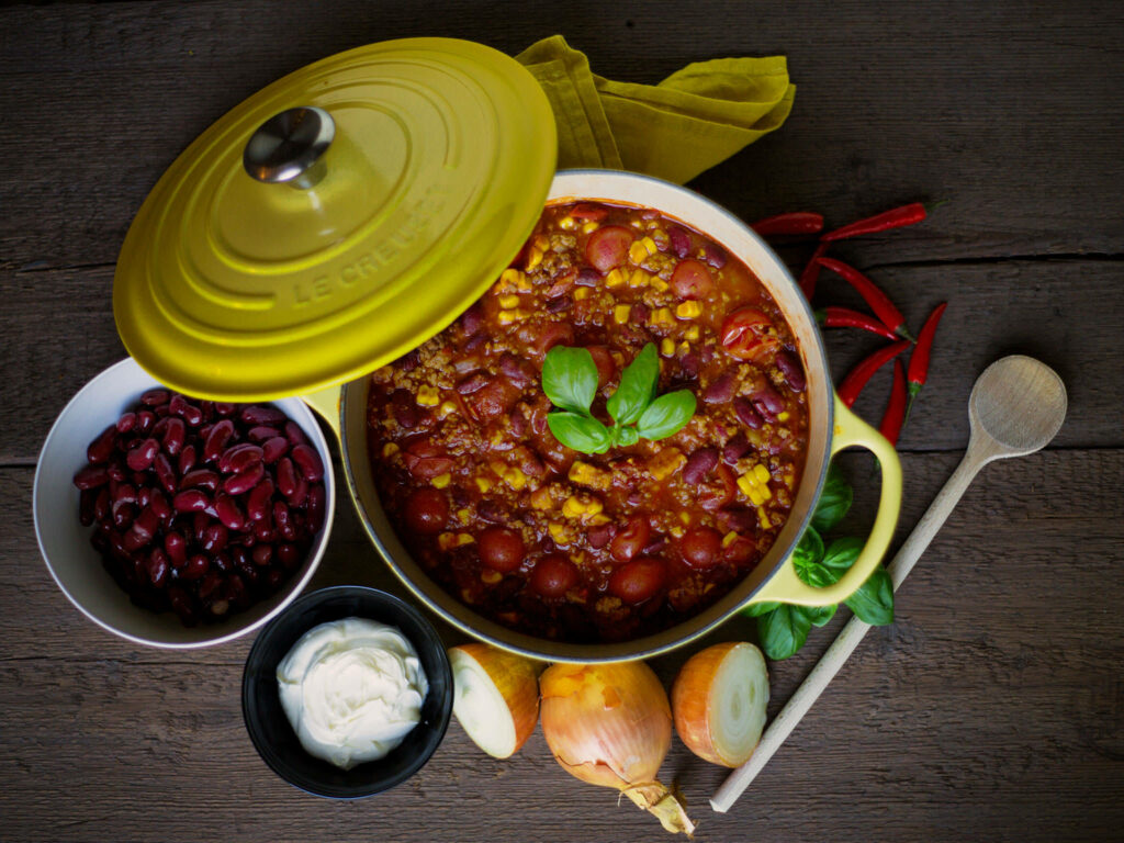 Vibrant Chili Con Carne Wallpaper with Fresh Ingredients on Wood