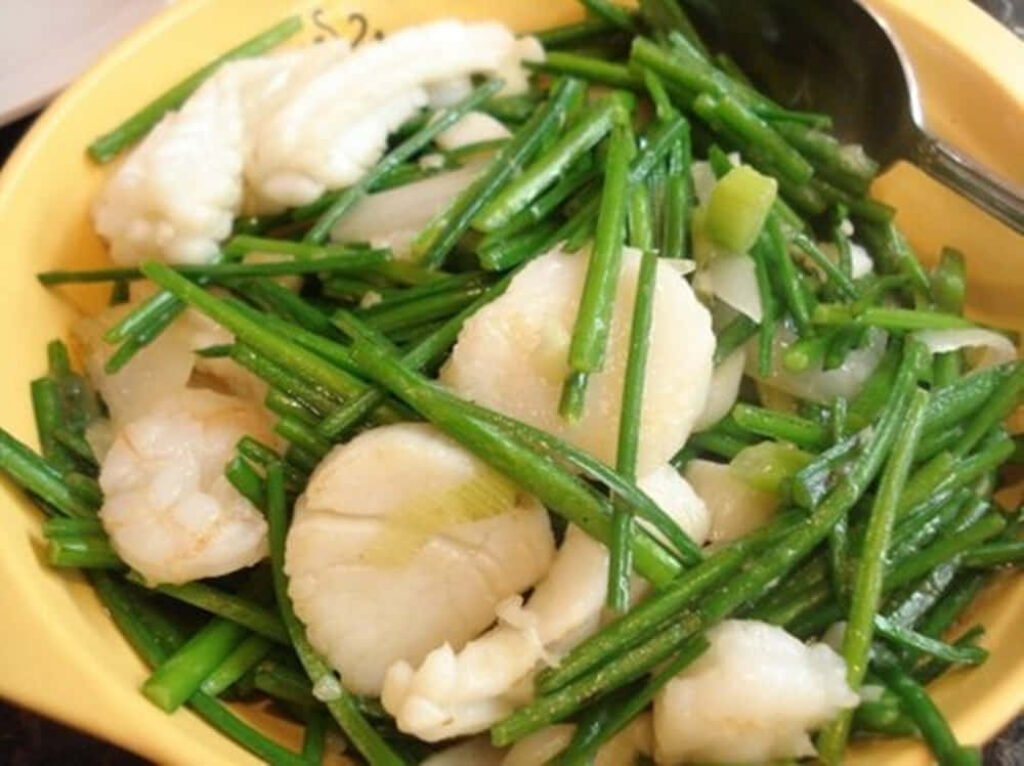 Vibrant Chinese Stir-Fried Scallops Wallpaper with Fresh Chives