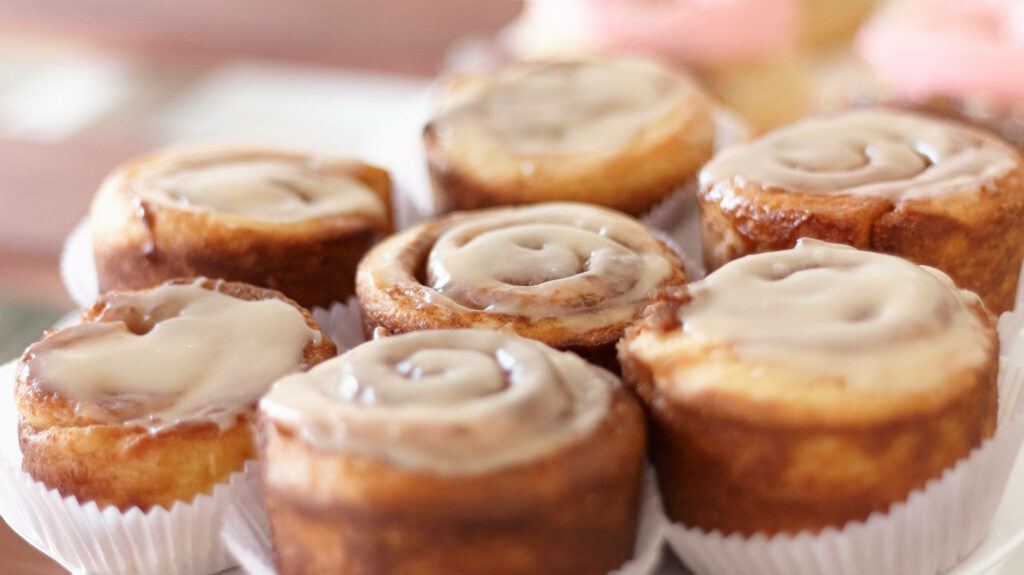 Delicious Cinnamon Buns Wallpaper: Freshly Baked Glazed Treats