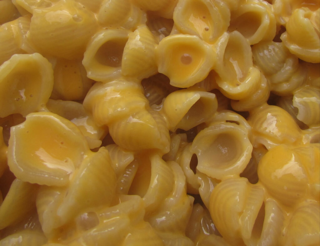 Close-Up Creamy Mac and Cheese with Shell Pasta | Golden Wallpaper