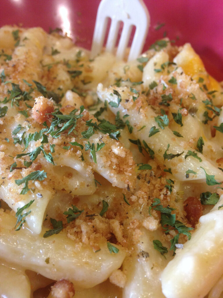 Delicious Mac and Cheese Close-Up: Creamy, Crunchy, Herb-Topped Wallpaper