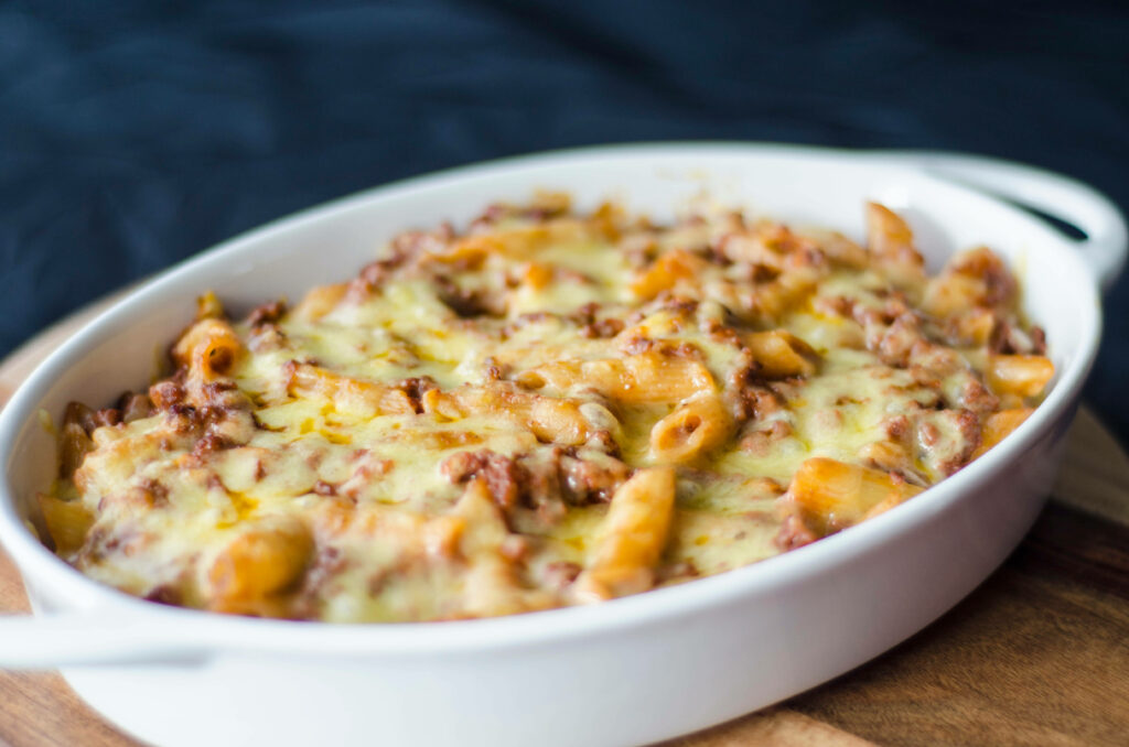 Creamy Mac & Cheese Casserole with Seasoned Meat - Delicious Wallpaper