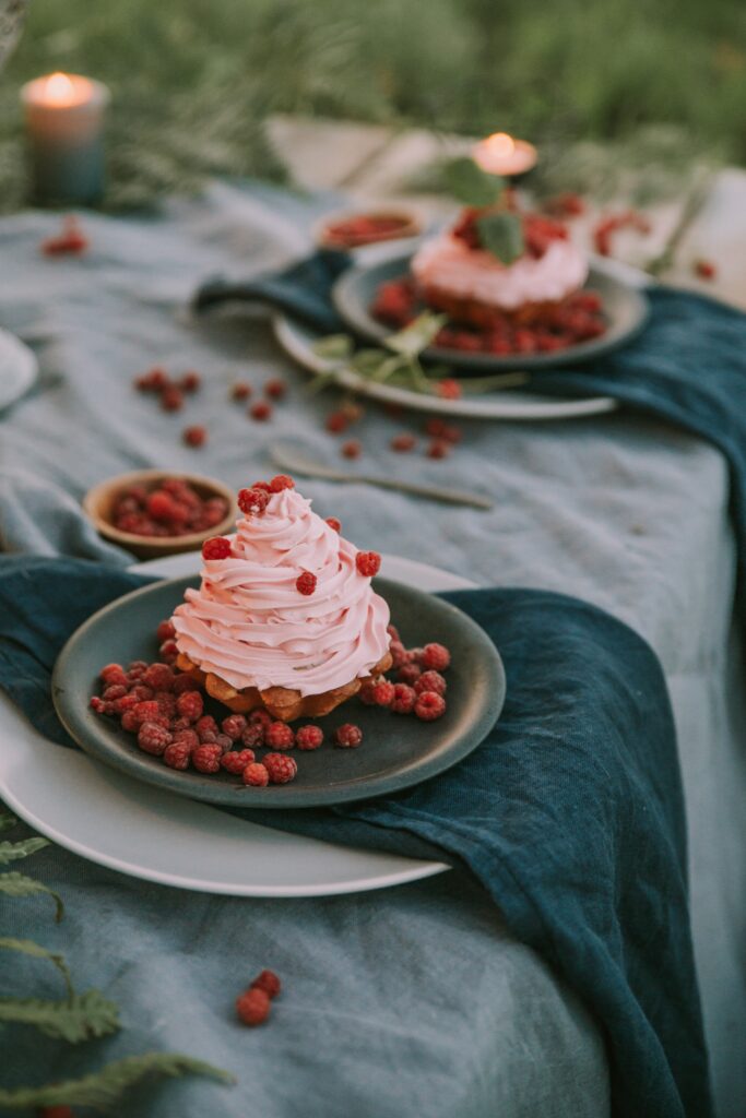 Delicious Cupcake Wallpaper: Creamy Swirls & Fresh Raspberries