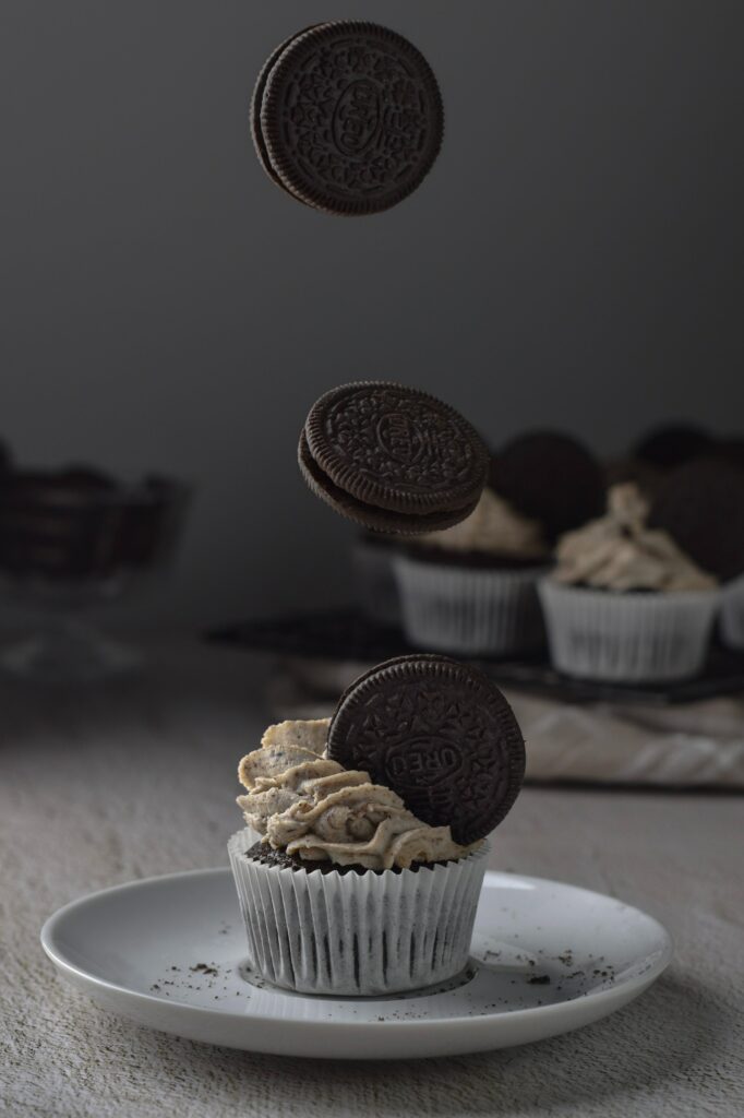 “Mouthwatering Cupcake Wallpaper with Oreo Cookies in Action”