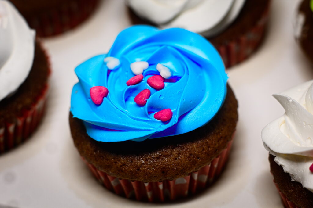Delicious Cupcake Wallpaper: Vibrant Blue Frosting & Sweet Pastries