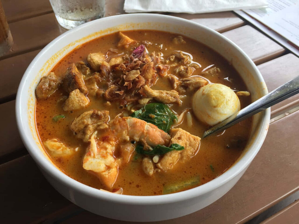 Delicious Curry Laksa Bowl: Creamy Broth & Fresh Ingredients Wallpaper