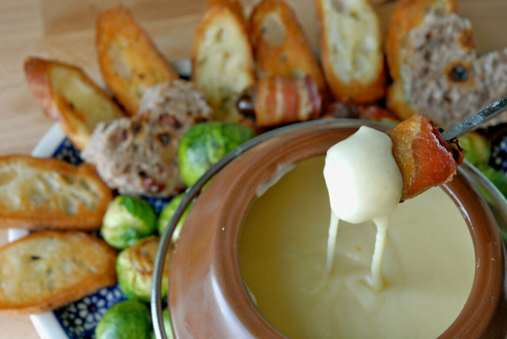 Delicious Fondue Wallpaper with Toasted Bread & Flavorful Accompaniments