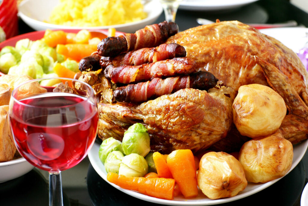 Delicious Fried Chicken Wallpaper: Dinner Delight with Wine & Veggies