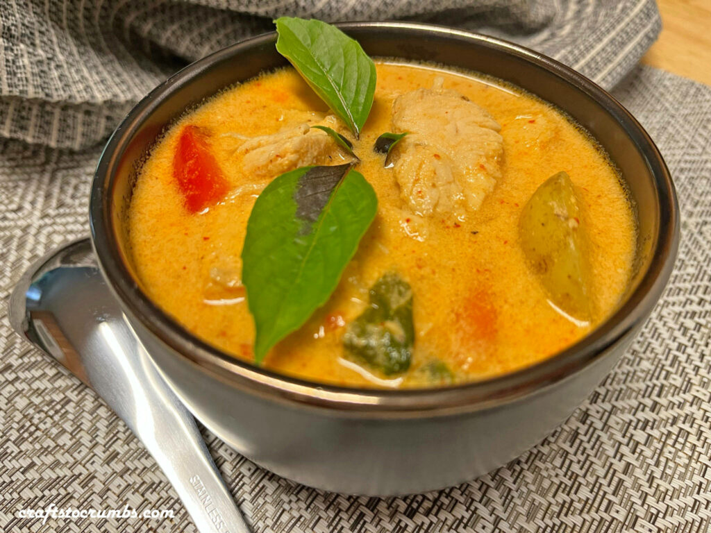 Gaeng Phet: Vibrant Red Thai Curry Wallpaper with Fresh Ingredients