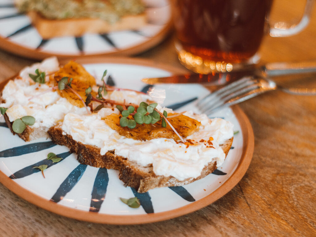 Gourmet Toast Wallpaper: Creamy Spread & Caramelized Bananas