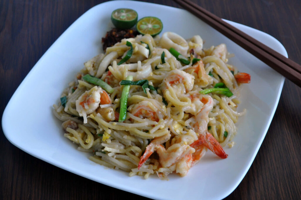 Delectable Hokkien Mee: Savory Noodles & Prawns Wallpaper Background