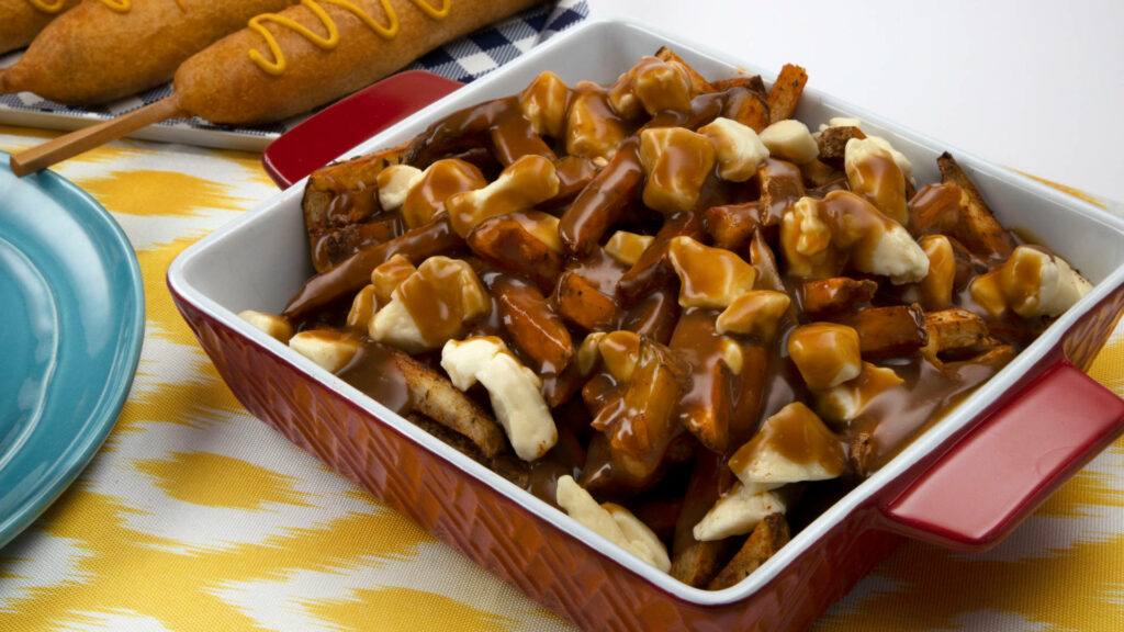 Delicious Hot Brown Gravy Poutine Wallpaper - Mouthwatering Fries & Cheese