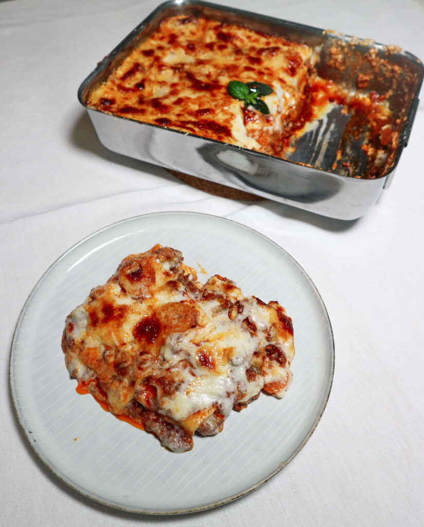 Delicious Lasagna alla Bolognese: Mouthwatering Layers & Cheese Wallpaper