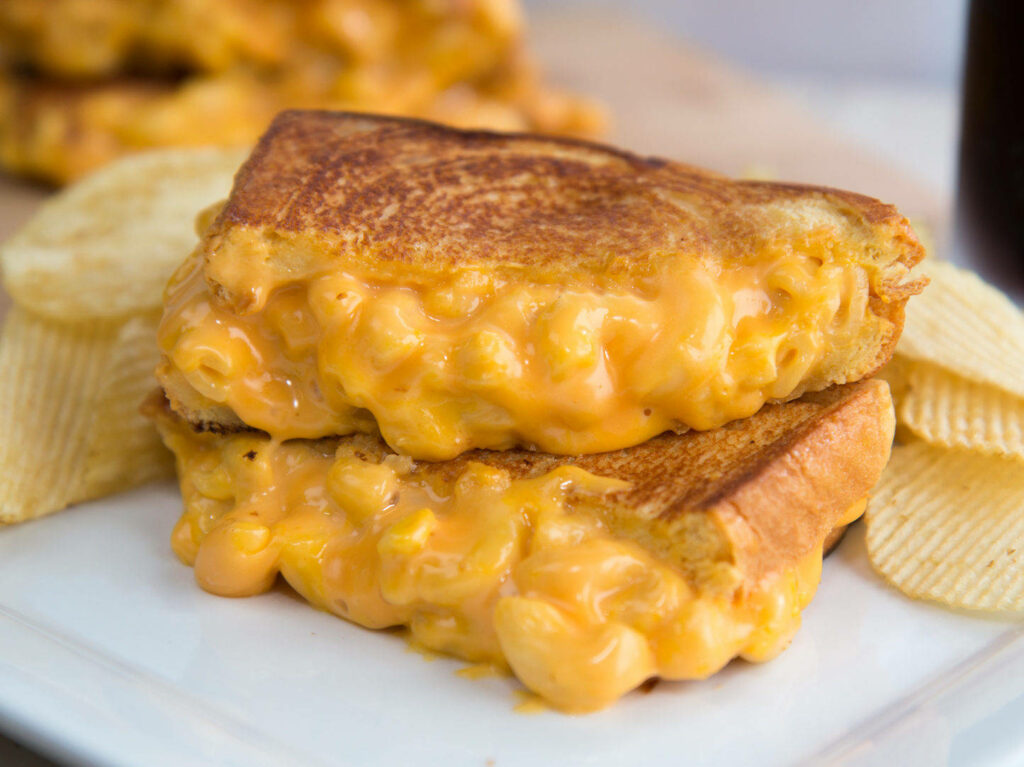 Delicious Mac and Cheese Sandwich Wallpaper with Crispy Chips Background