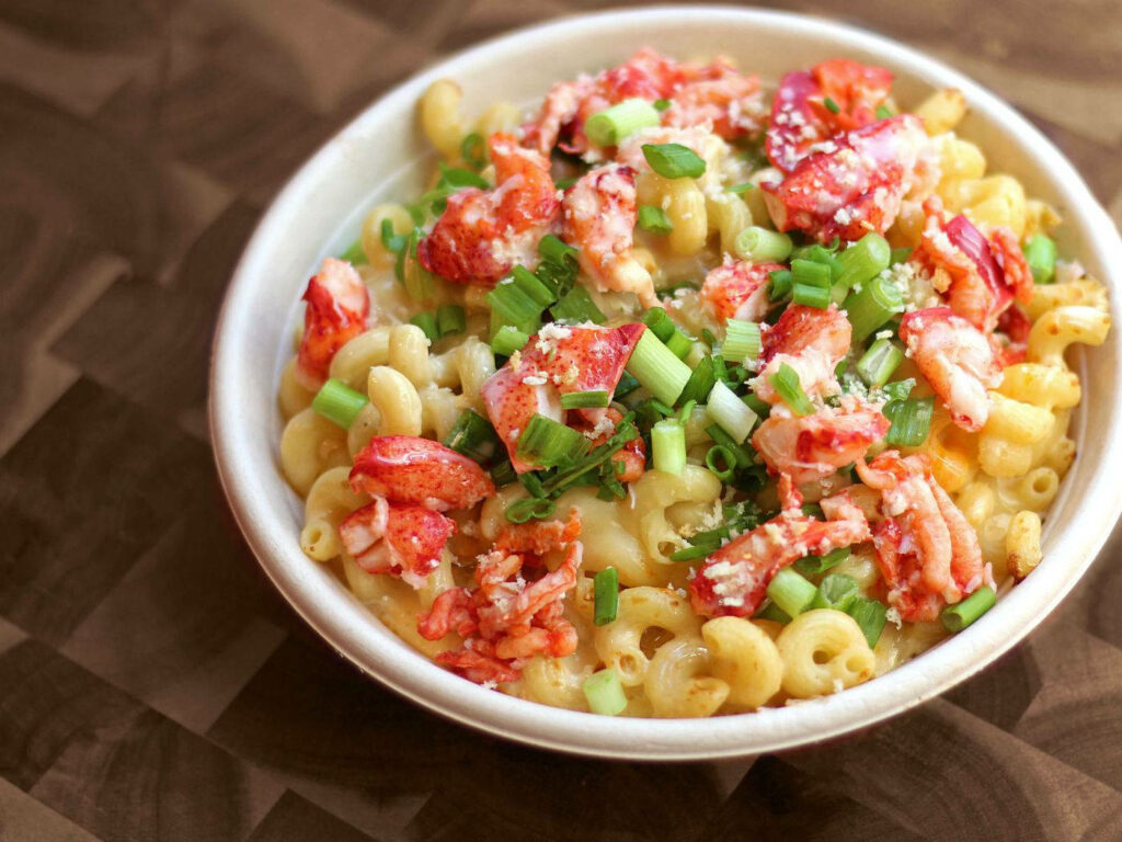 Succulent Shrimp Mac and Cheese Wallpaper: Delicious & Appetizing Dish